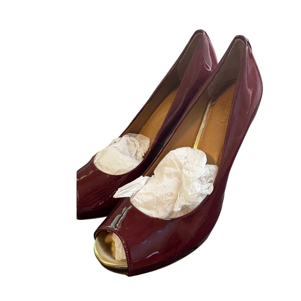 Coach Womens Burgundy Patent Leather Peep Toe Pumps Gold Logo Heels Size 8 B